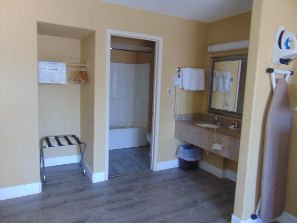 King Room Mobility Access or Non-Smoking,965599801:JPEG