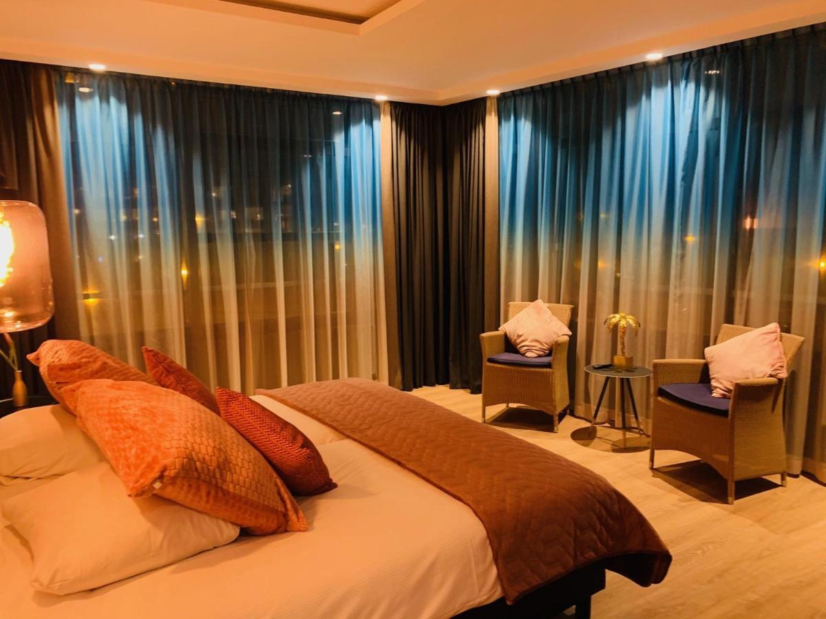 Large Room with Sloping Sea View,965847043:JPEG
