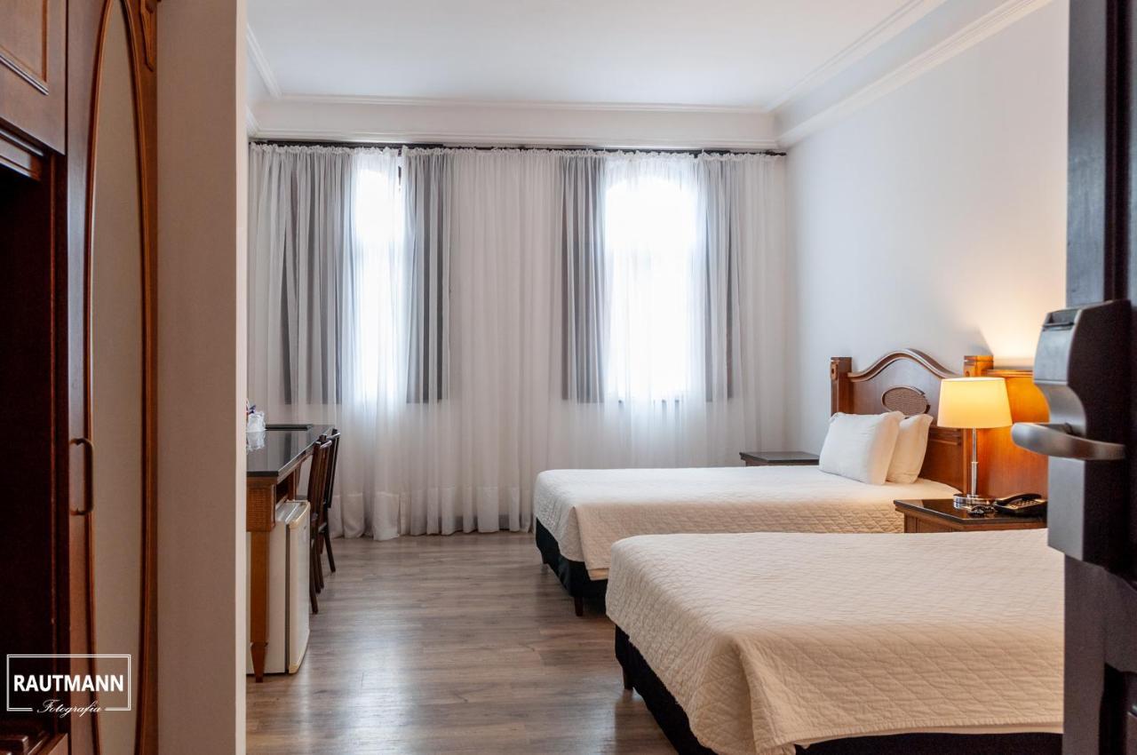 Quarto Luxo com 2 Camas de Solteiro