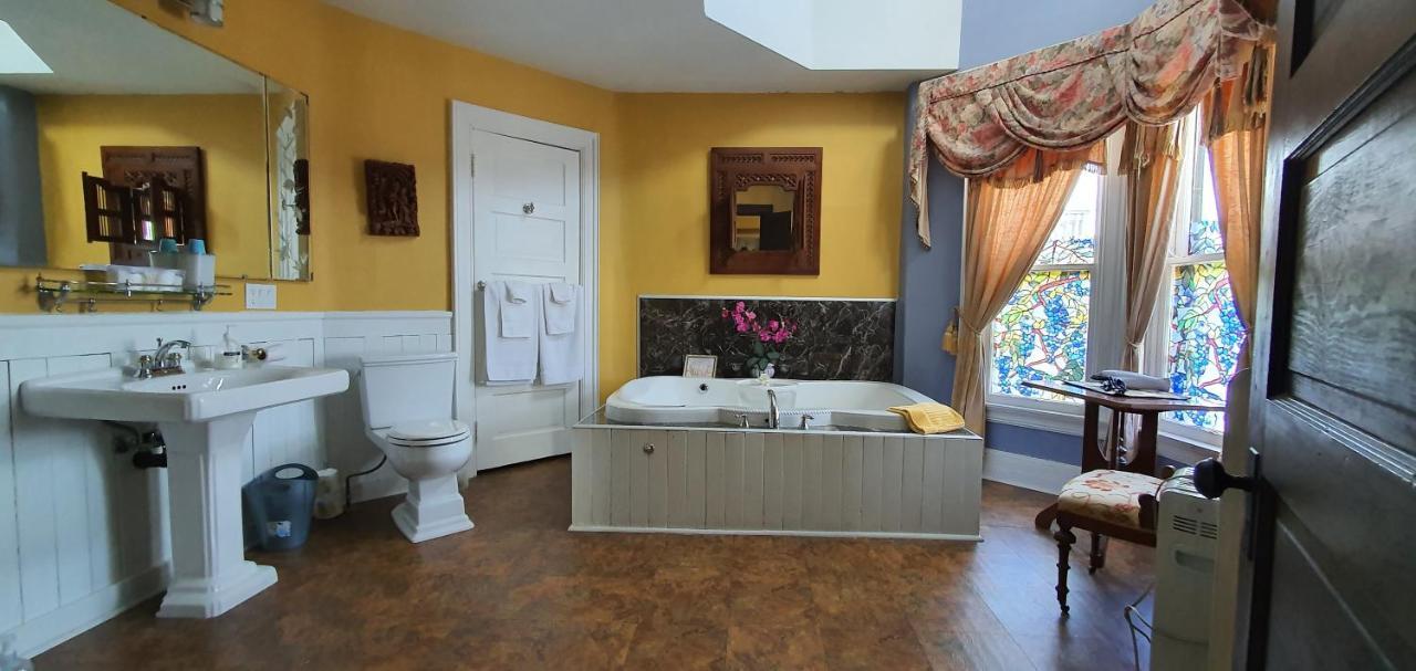 Grand Tower Suite Spa Bath