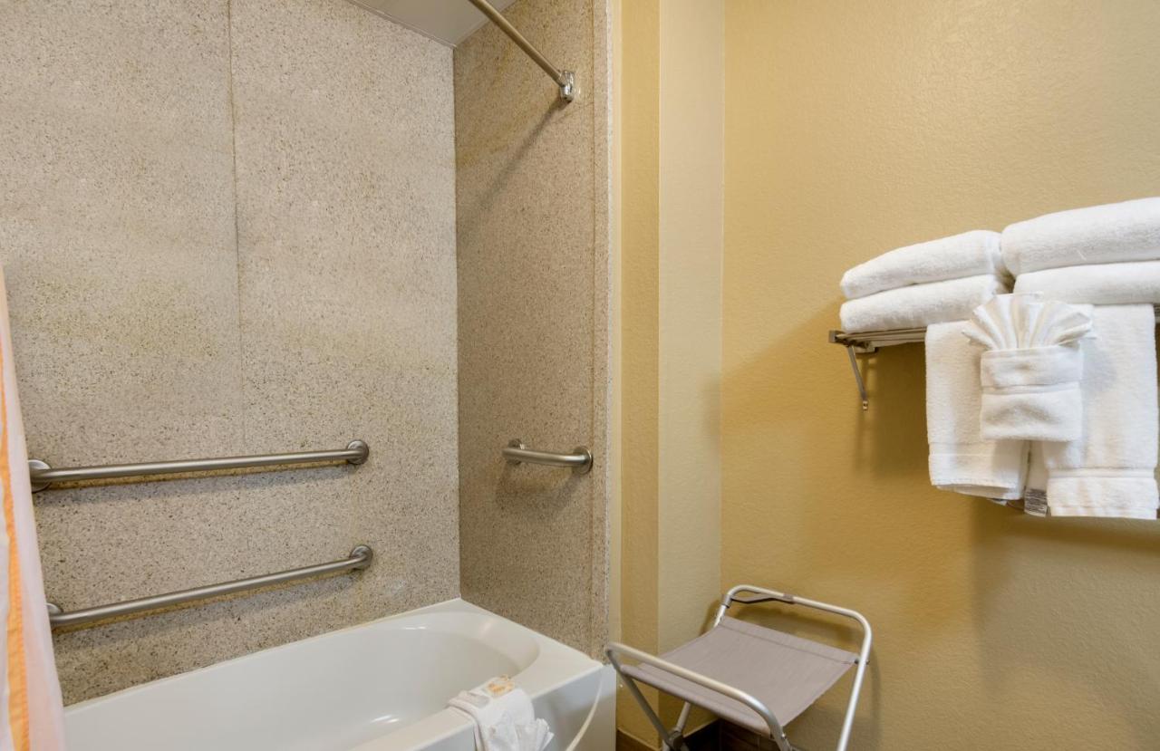 Queen Room with Two Queen Beds - Mobility Access/Non-Smoking,1276728190:JPEG