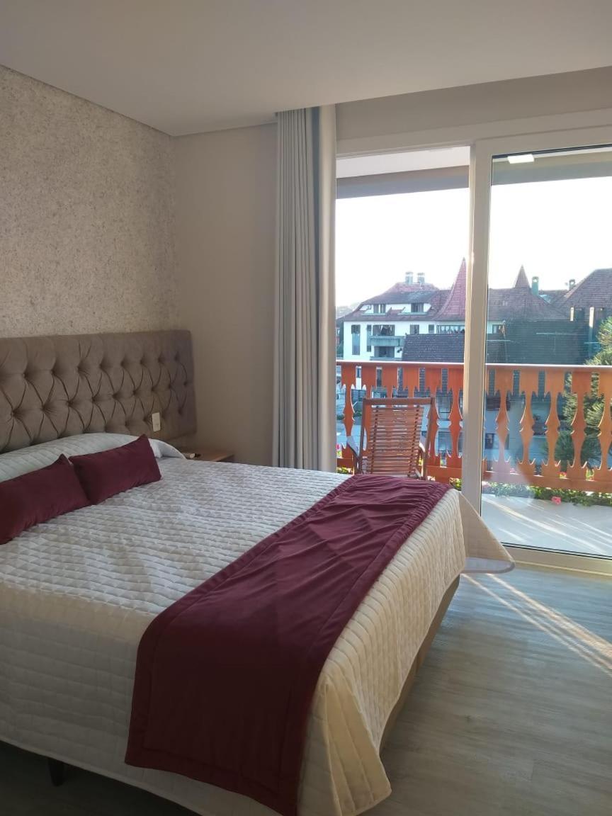 Quarto com Cama de Casal ou 2 de Solteiro e Banheiro