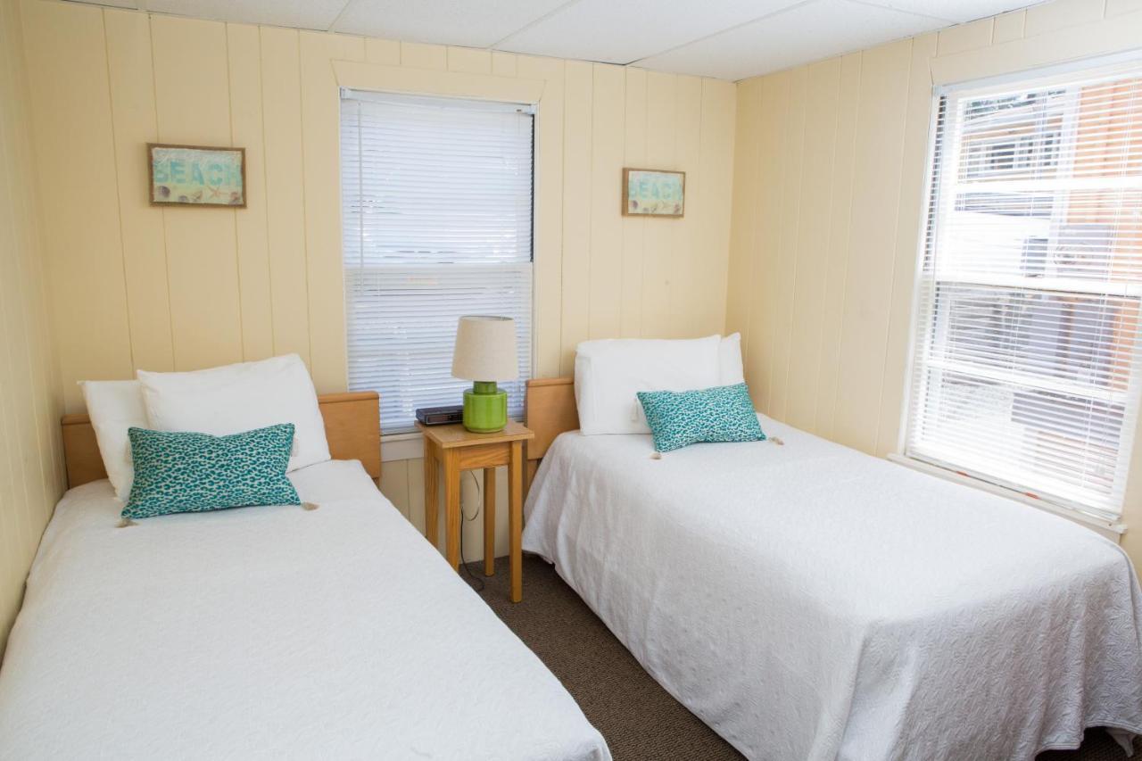 Two-Bedroom Cottage Lake View Queen or Twins