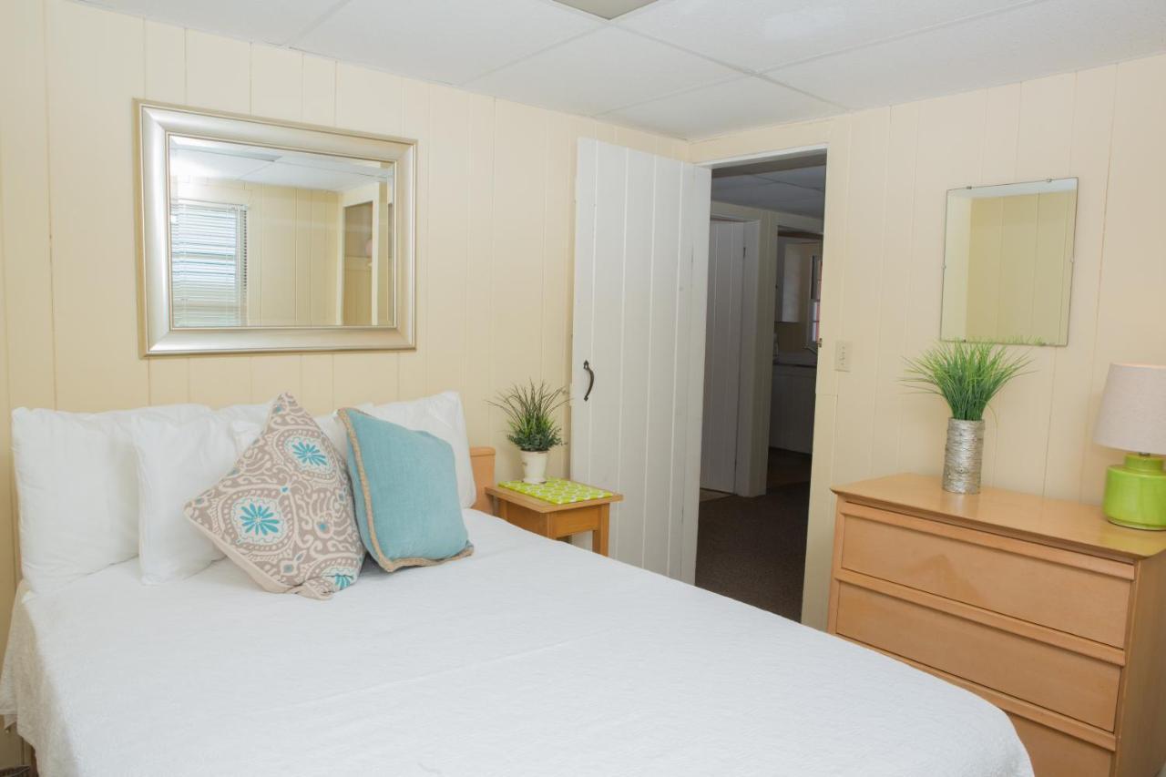 Two-Bedroom Cottage Lake View Queen or Twins