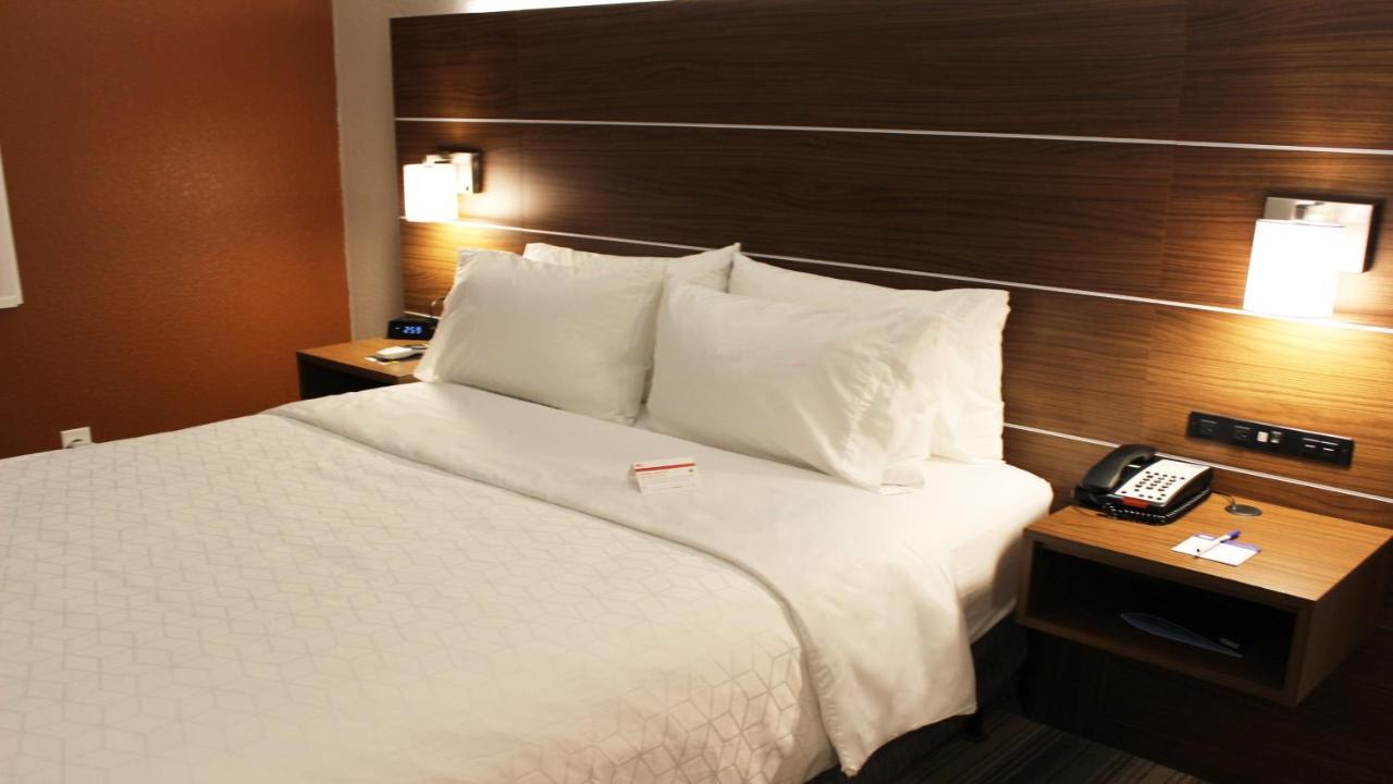 Queen Room Mobility with Accessible Tub - Non-Smoking