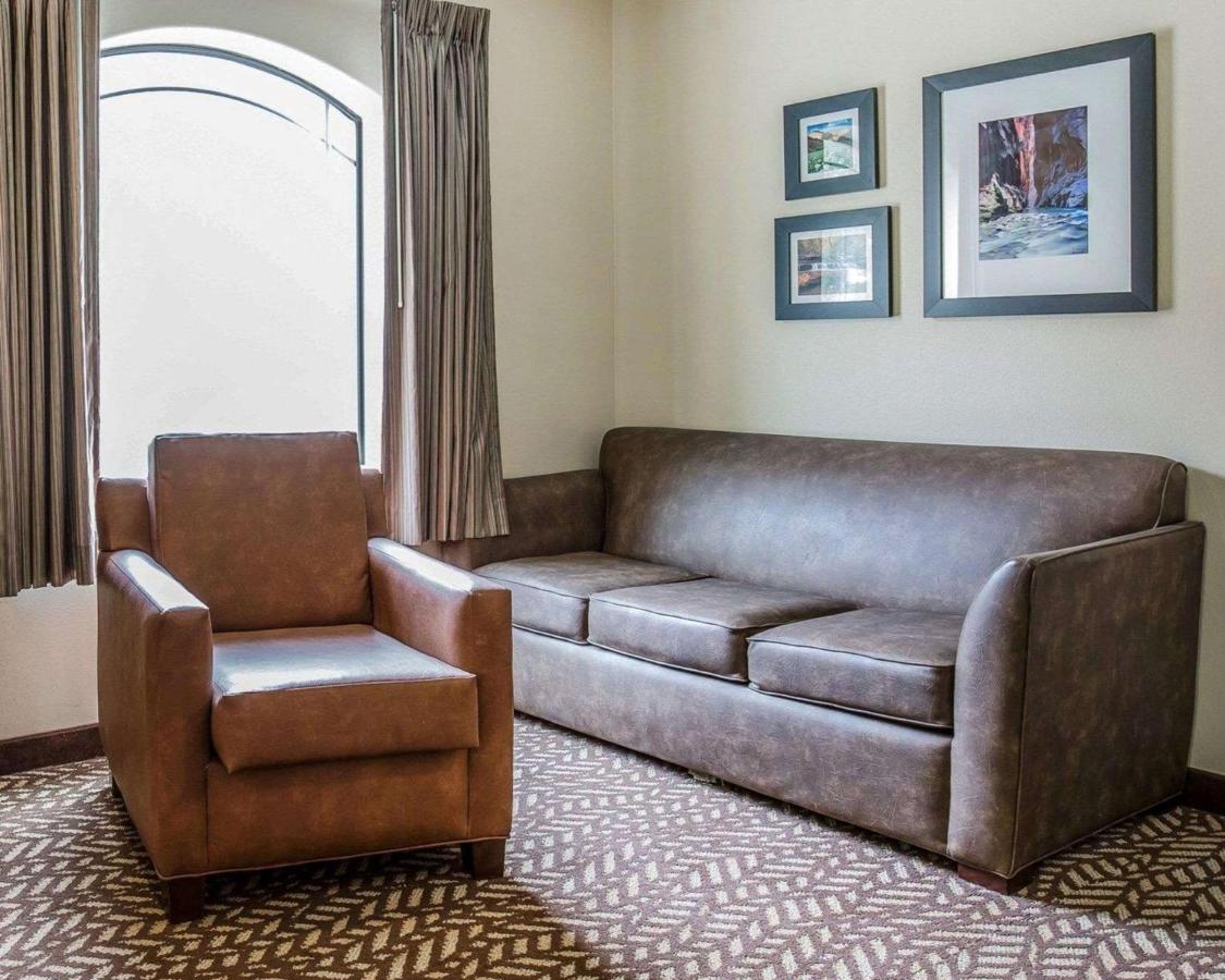Large Queen Room Two Queen Beds Non-Smoking