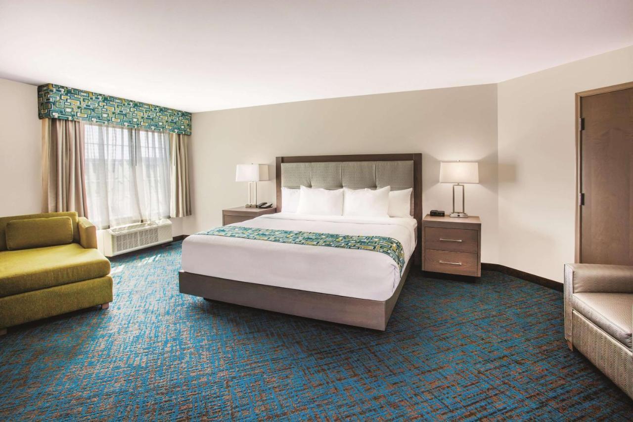 Deluxe One-Bedroom King Suite - Non-Smoking