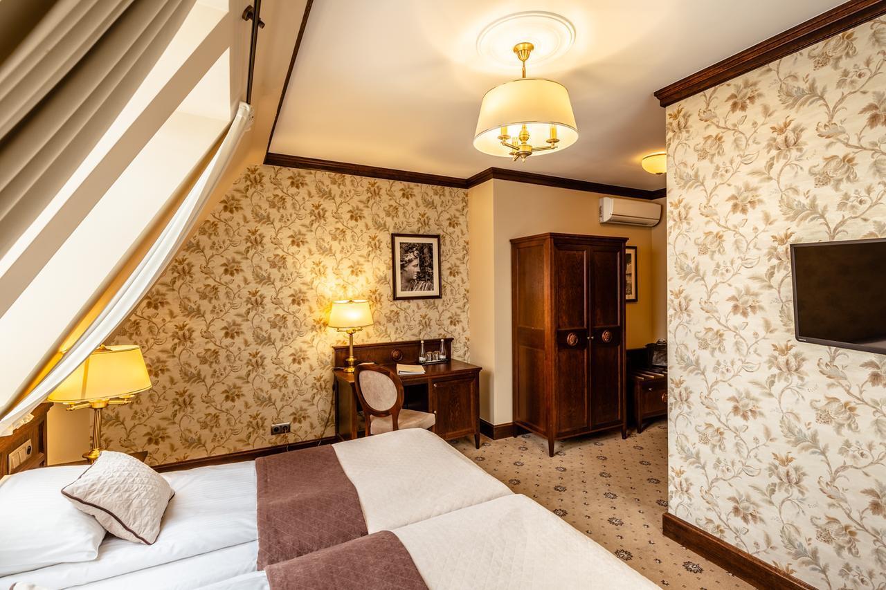 Standard Double or Twin Room Domek Ogrodnika building
