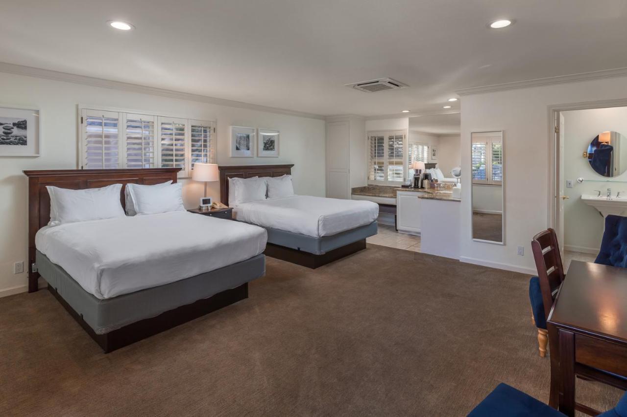 Queen Suite (1 Queen Bed & 1 Sleeper Sofa)