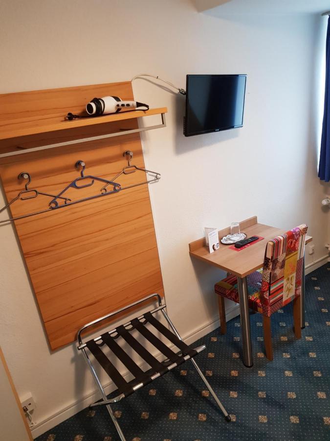 Chambre Simple avec Toilettes et Douche Communes