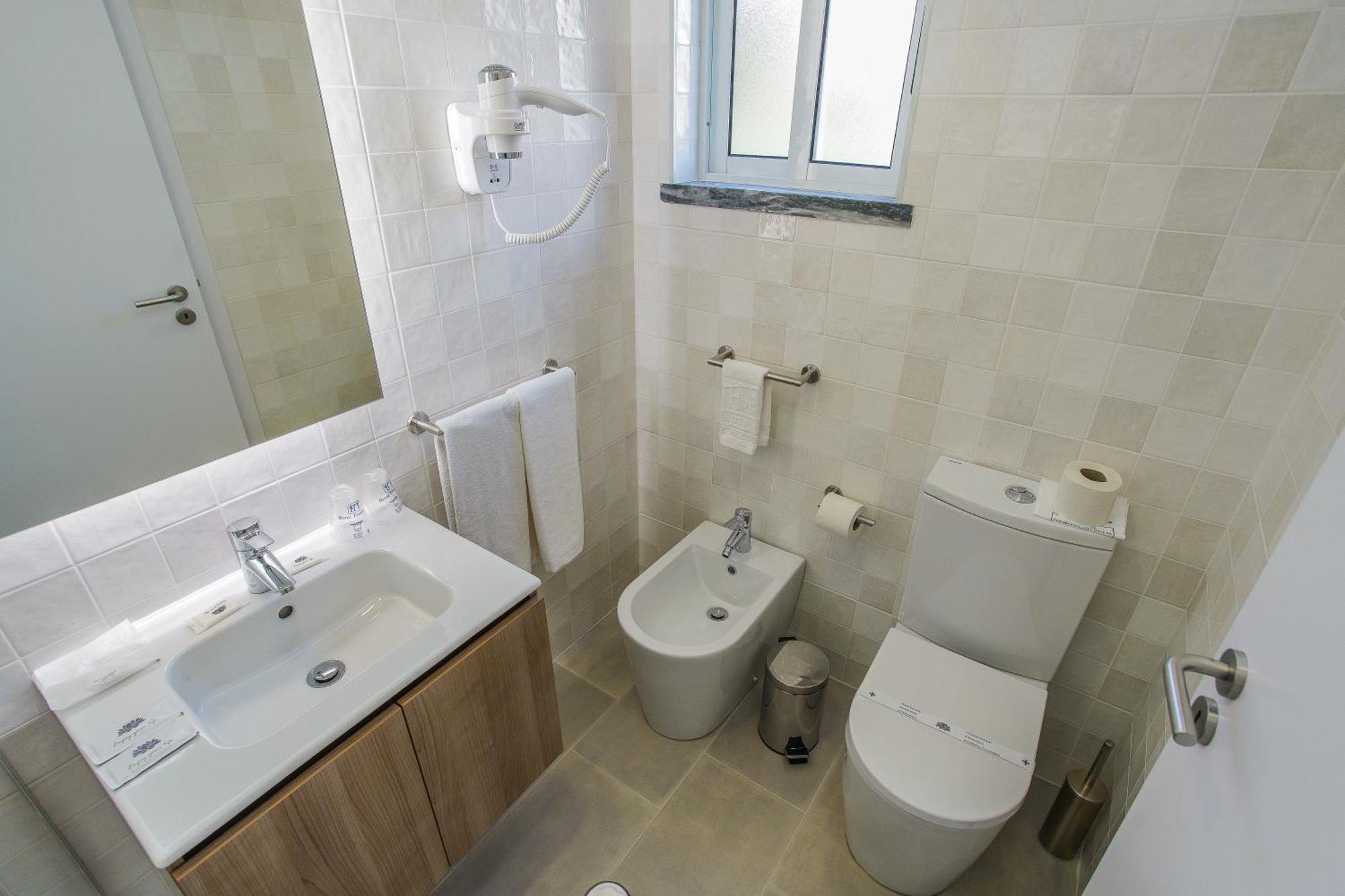 Quarto Triplo com Casa de Banho Privativa