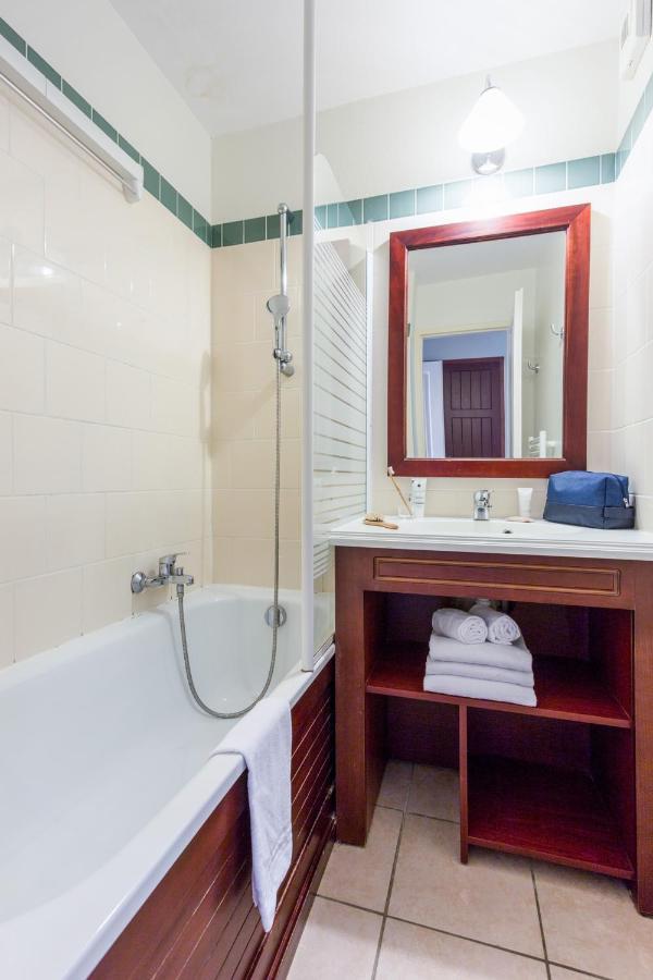 One-Bedroom Apartment Terrace or Balcony Entrance