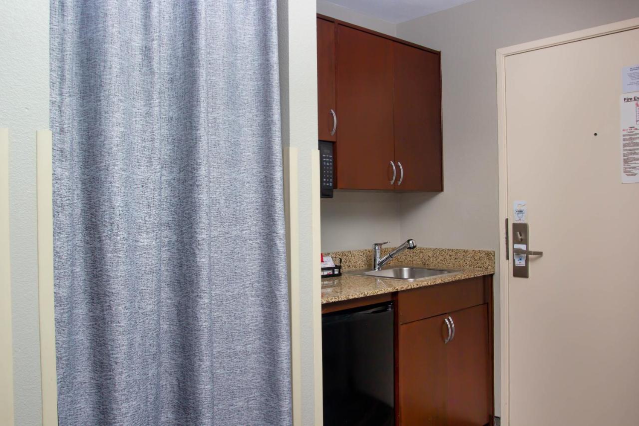 Petite Queen Room