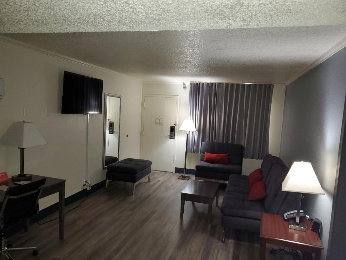 Suite Two Queen Beds Non-Smoking