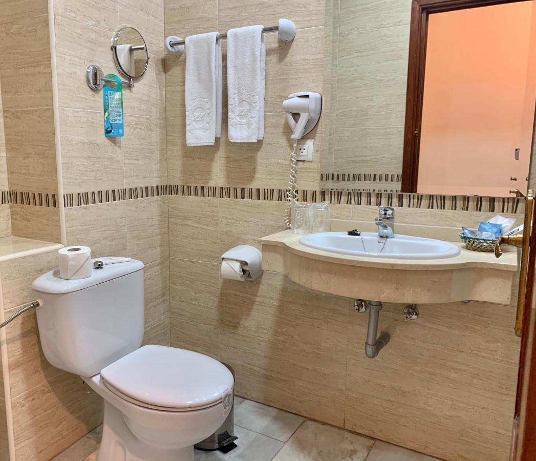 Habitación con cama grande