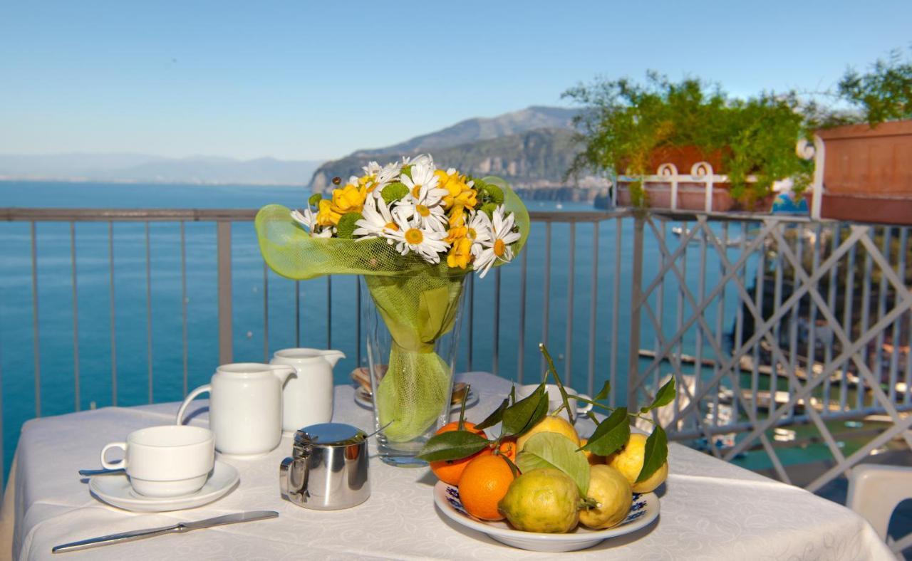 Camera Matrimoniale con Balcone e Vista Mare