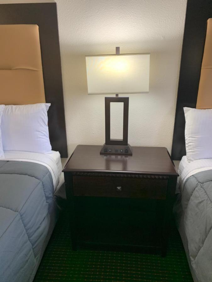 Queen Room Two Queen Beds Smoking