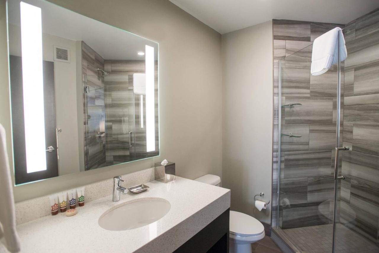 Guest Room with Two Queen Bed,993477757:JPEG