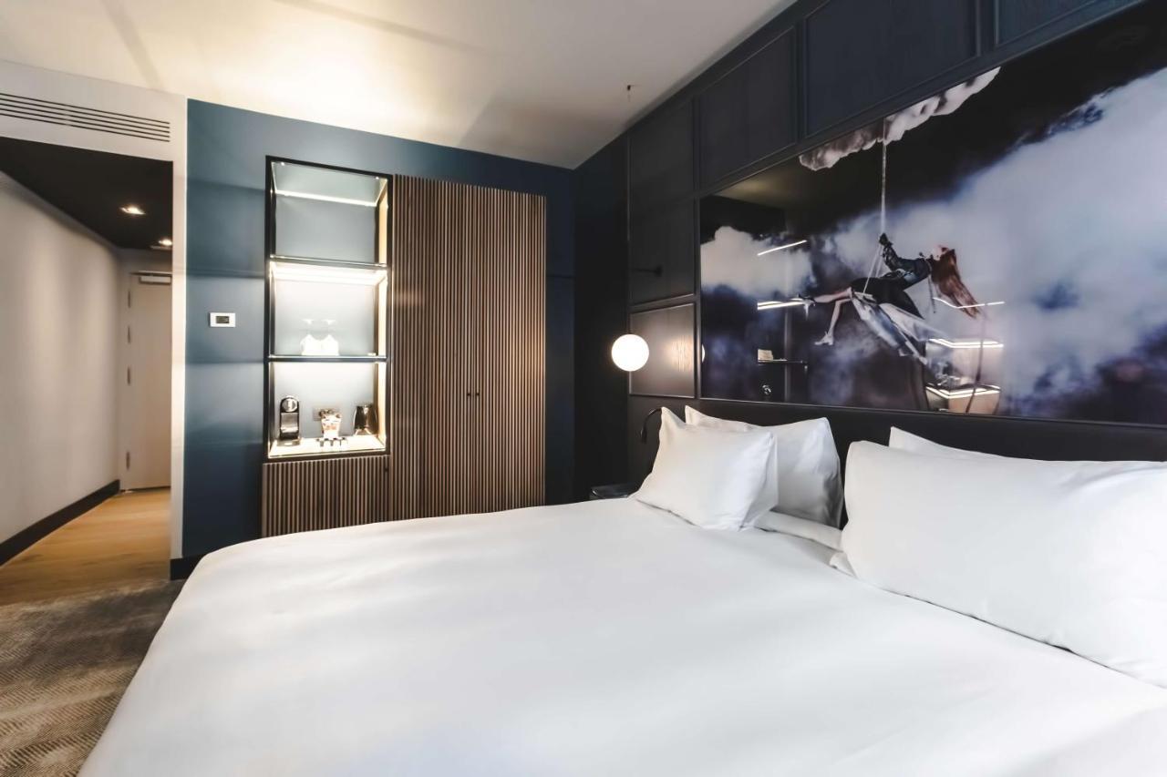 Quarto Premium com Varanda e Vista Praça