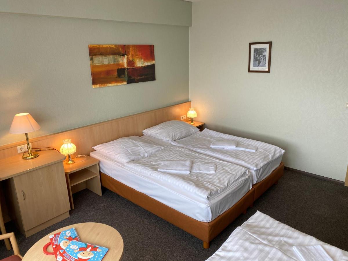 Vierbettzimmer mit Badewanne