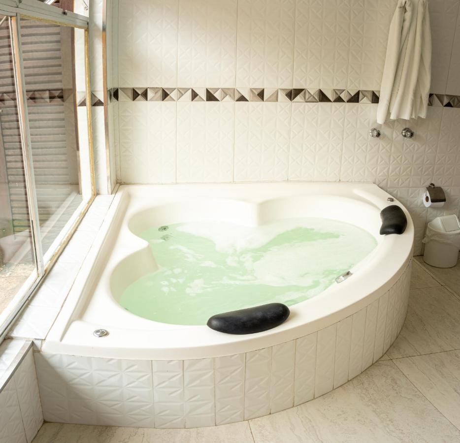 Suíte Deluxe com Banheira de Hidromassagem