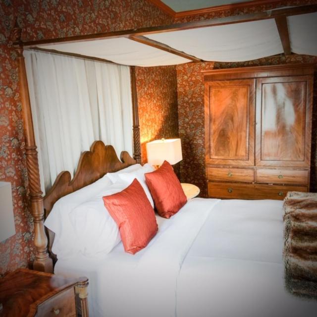 Standard Queen Room