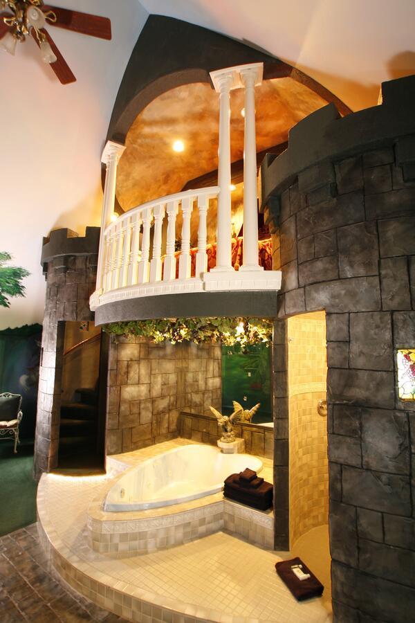 Queen Room - Romeo and Juliet I Theme,990176284:JPEG