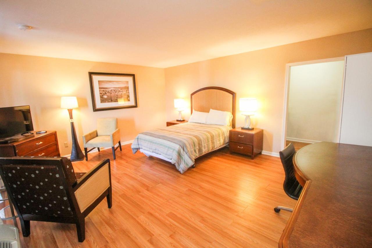 Deluxe Queen Suite