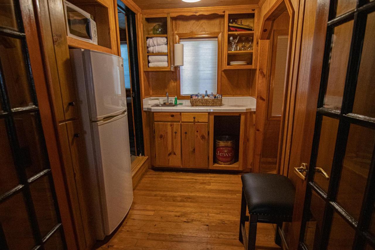 Deluxe Queen Suite