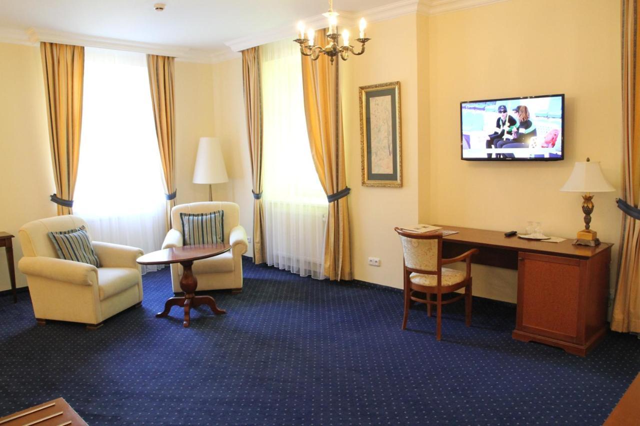 Deluxe Double Room Pool Wellness Access