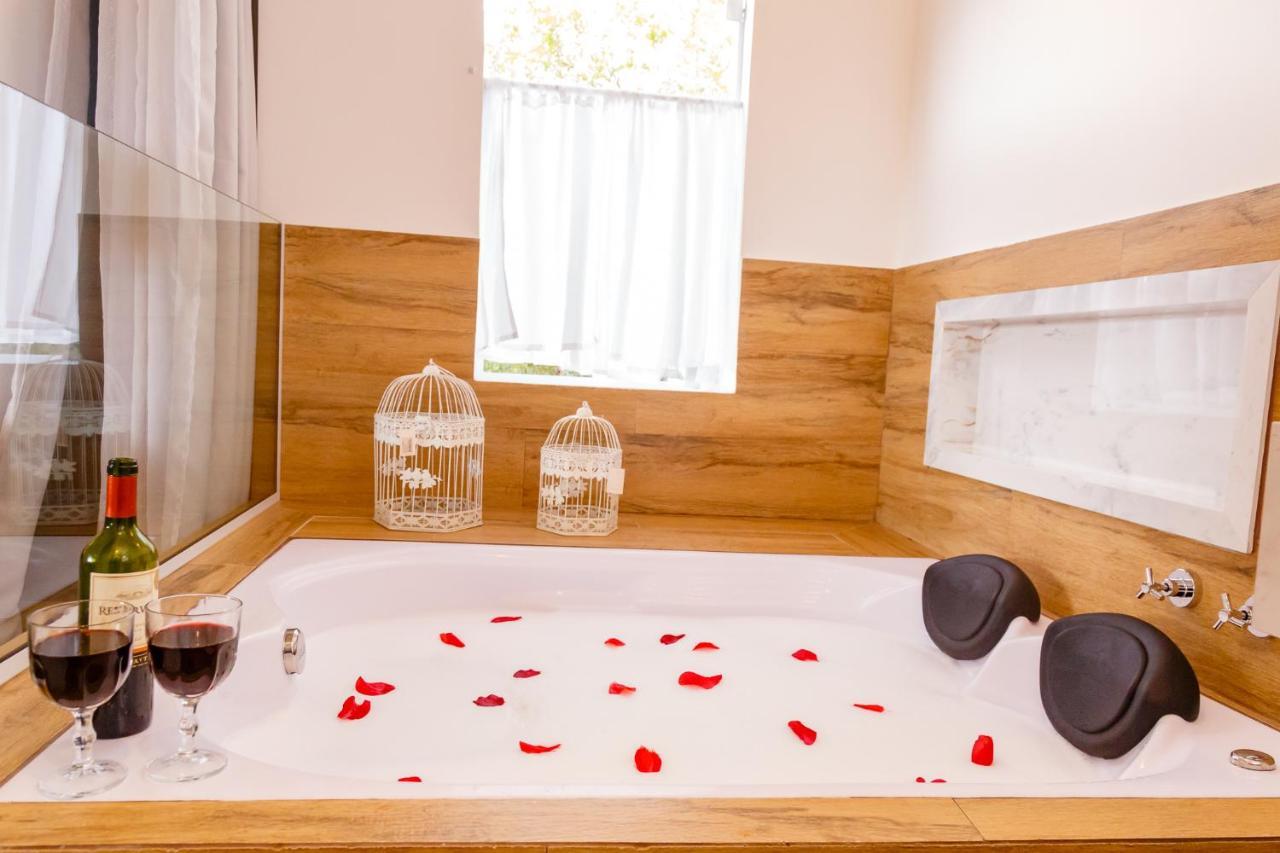 Deluxe Suite Spa Bath