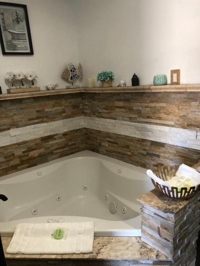 Queen Suite Spa Bath