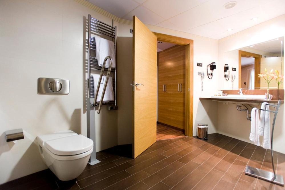 Deluxe Double Room Shower