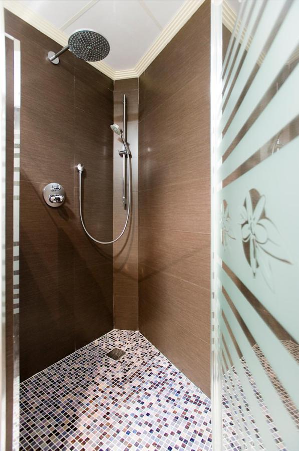 Deluxe Double Room Shower