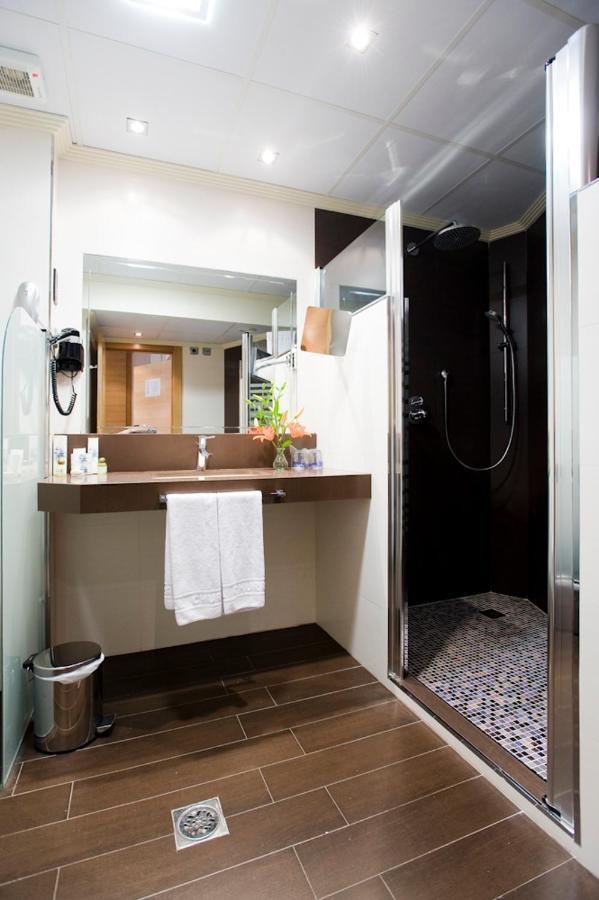 Deluxe Double Room Shower