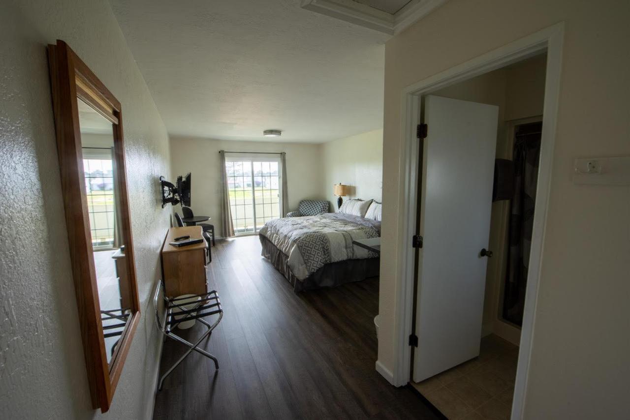 King Bed Upper Floor Balcony No Pets