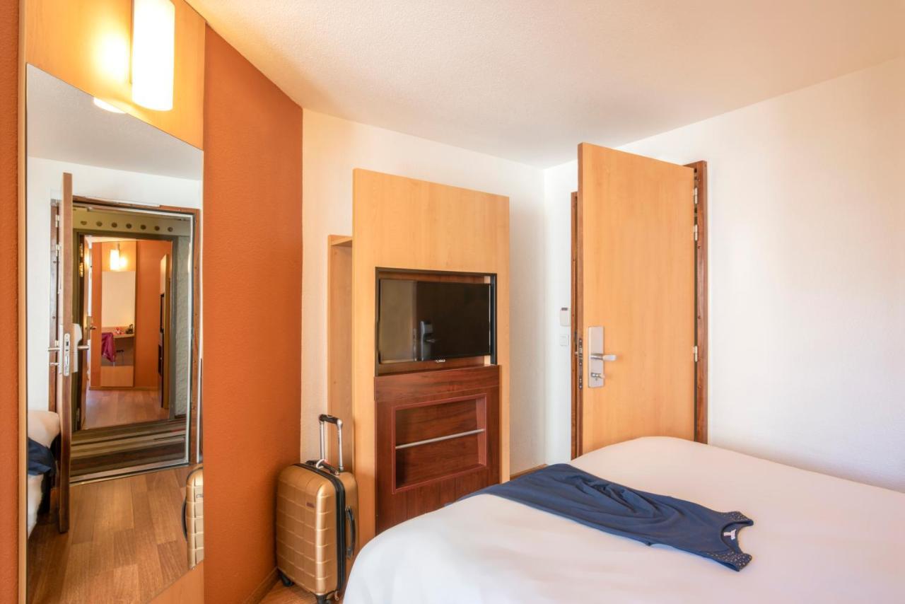 2 adjacent rooms non-connecting