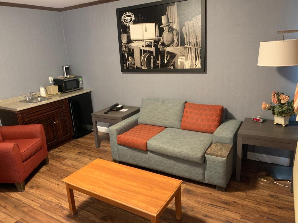 Deluxe King Studio Suite with Lake View - Non-Smoking