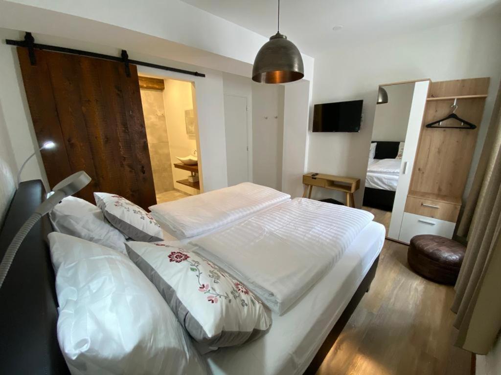 Deluxe Double Room Shower