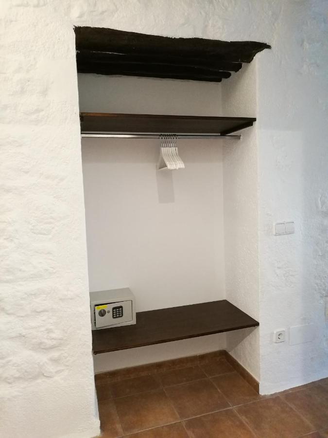 Habitación con cama grande y vistas al jardín