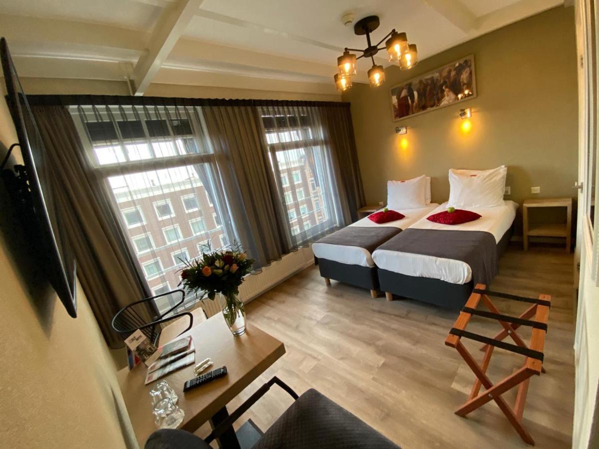 Quarto com 2 Camas de Solteiro