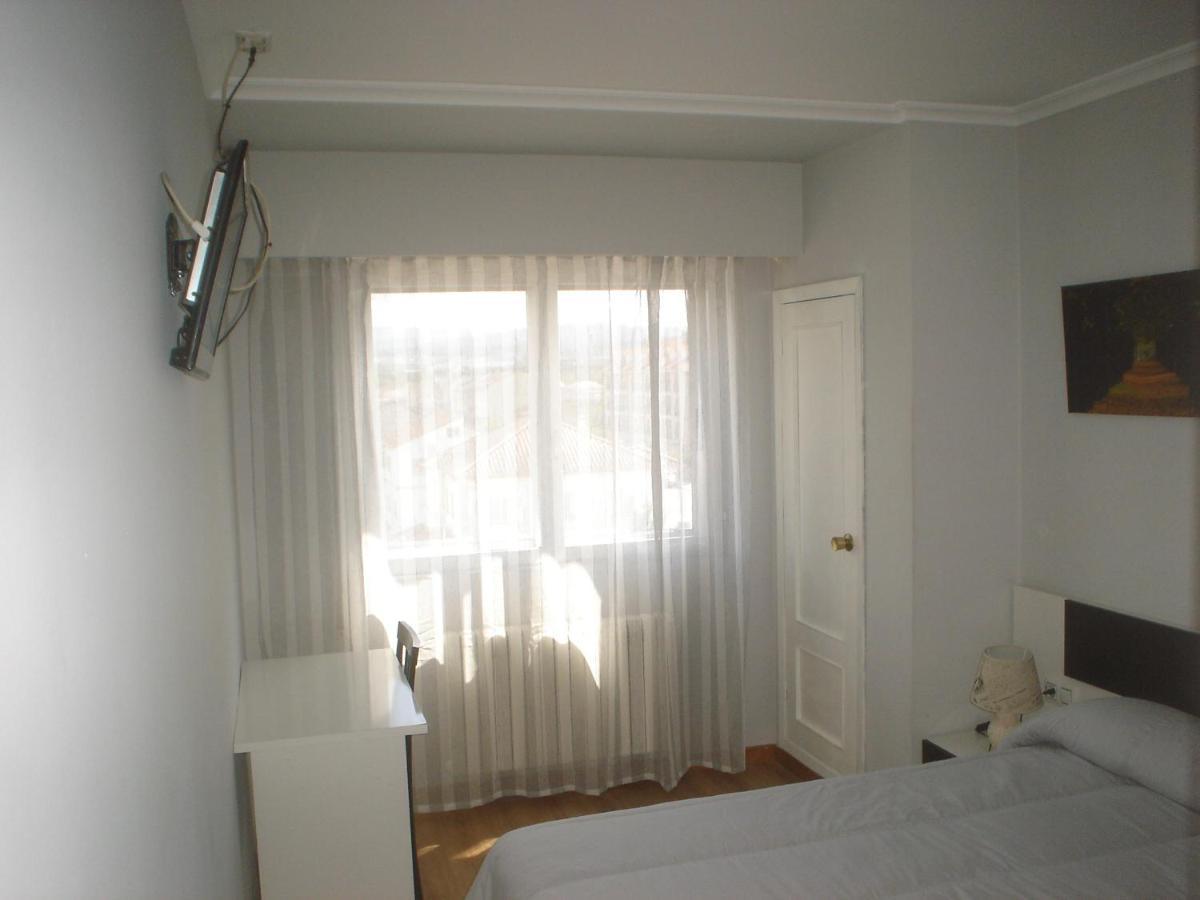 Habitación con cama grande
