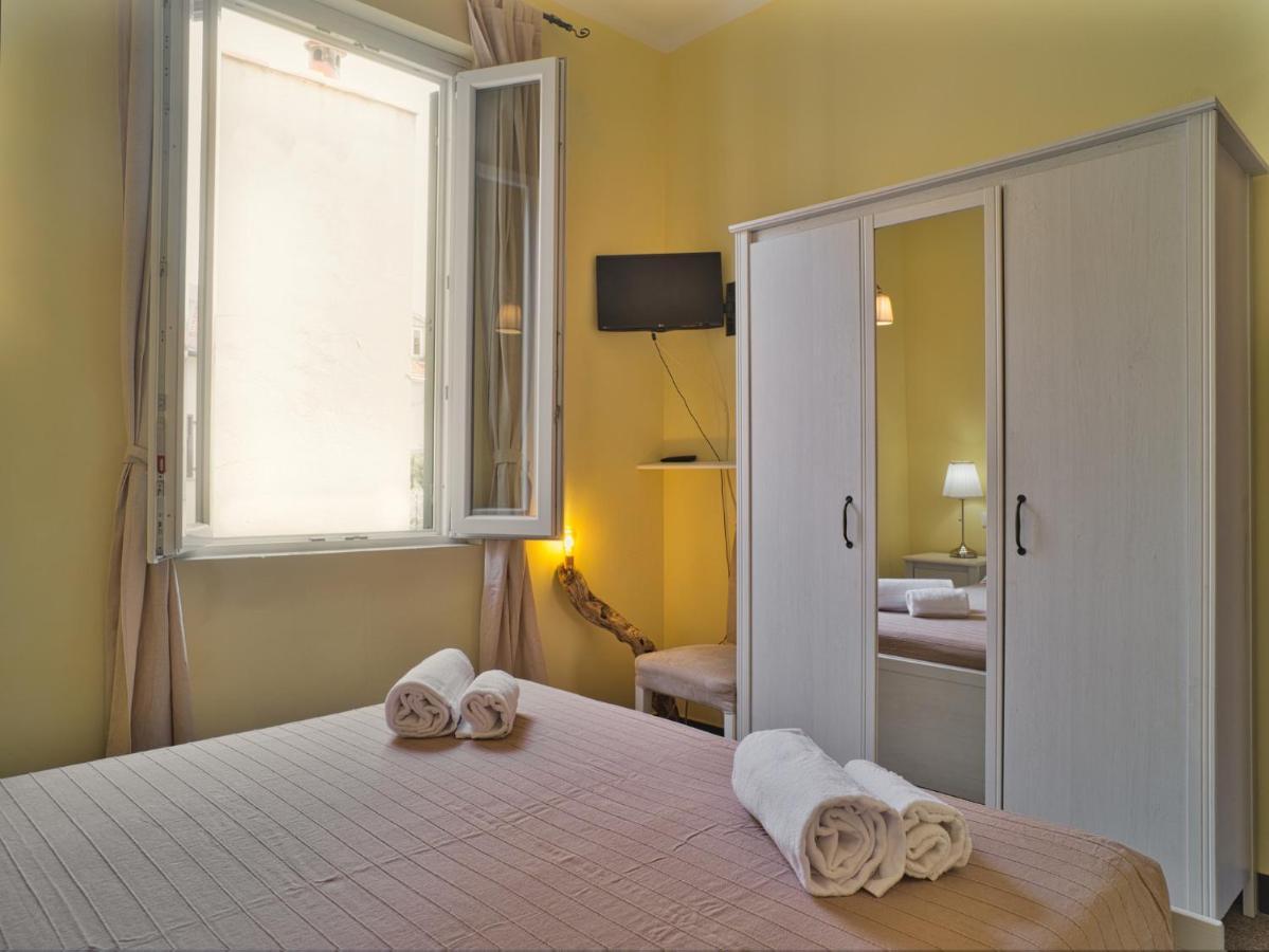 Camera Matrimoniale con Bagno in Comune