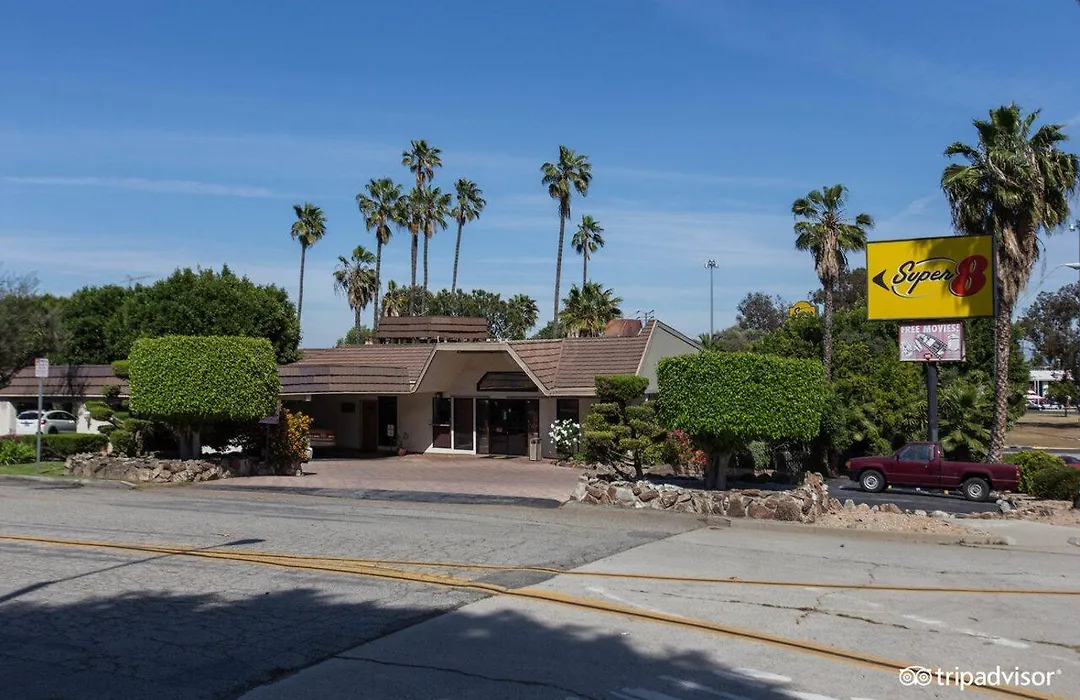 Super 8 By Wyndham Long Beach-1
