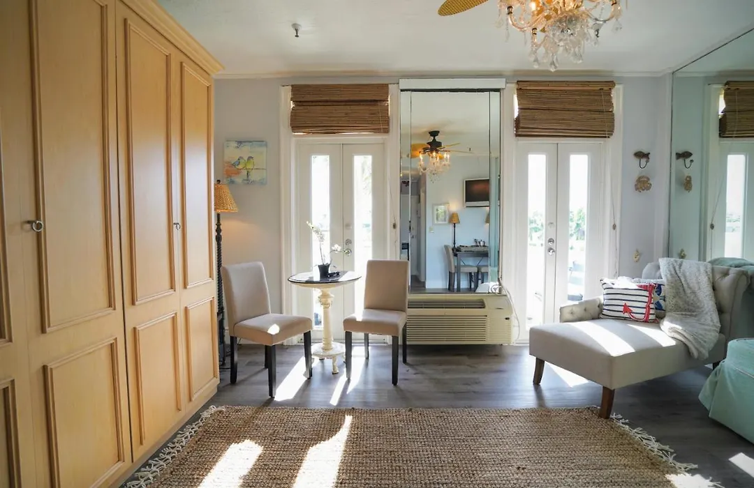 Palm Beach Hotel With Juliette Balconies! 2 Blocks From Beach! Historic Landmark-1