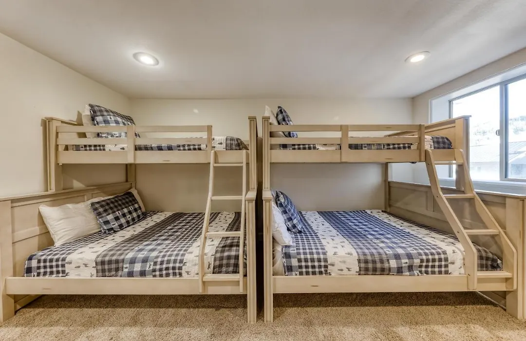 2Br Mountain View With Fireplace, Balcony, W And D-1
