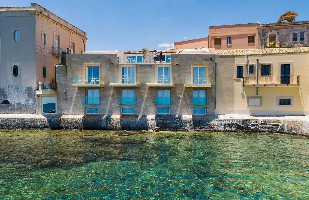 Re Dionisio Luxury Suites-1