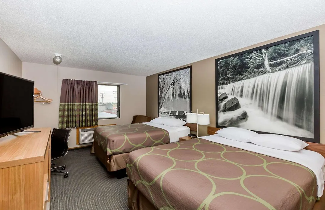 Super 8 By Wyndham Hays Ks-1