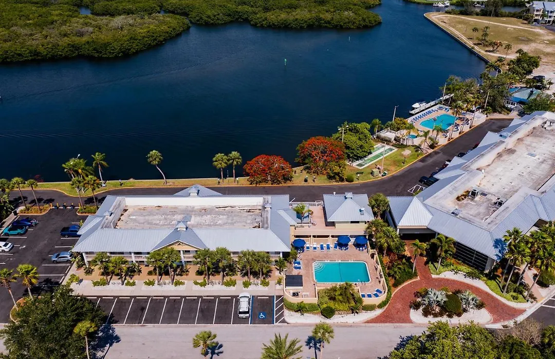 Tampa Bay, Beach Step Away, Wifi, Free Parking,Pools, Jacuzzi-1