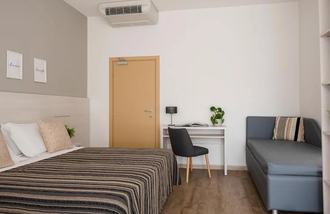 Club Hotel-1